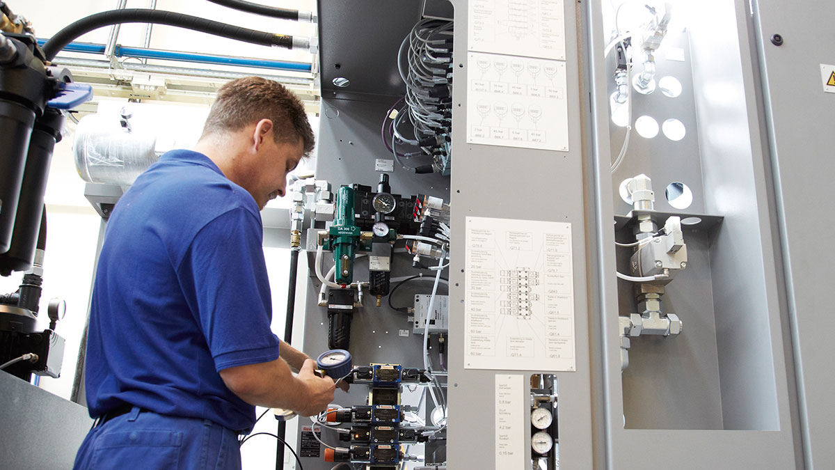 5-axis machining centers F: Operation and maintenance 5-axis machining centers F: Operation and maintenance