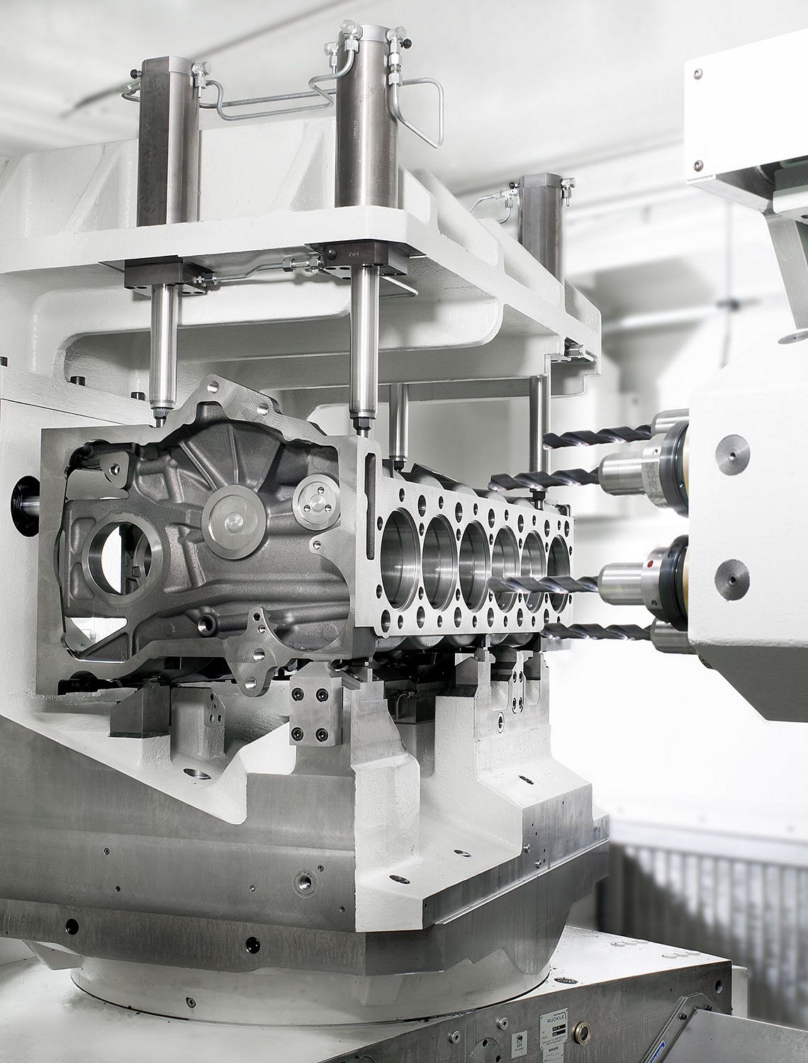 HELLER MPC 10000: the special machine concept guarantees stability with maximum precision 4-axis machining centres MPC 10000